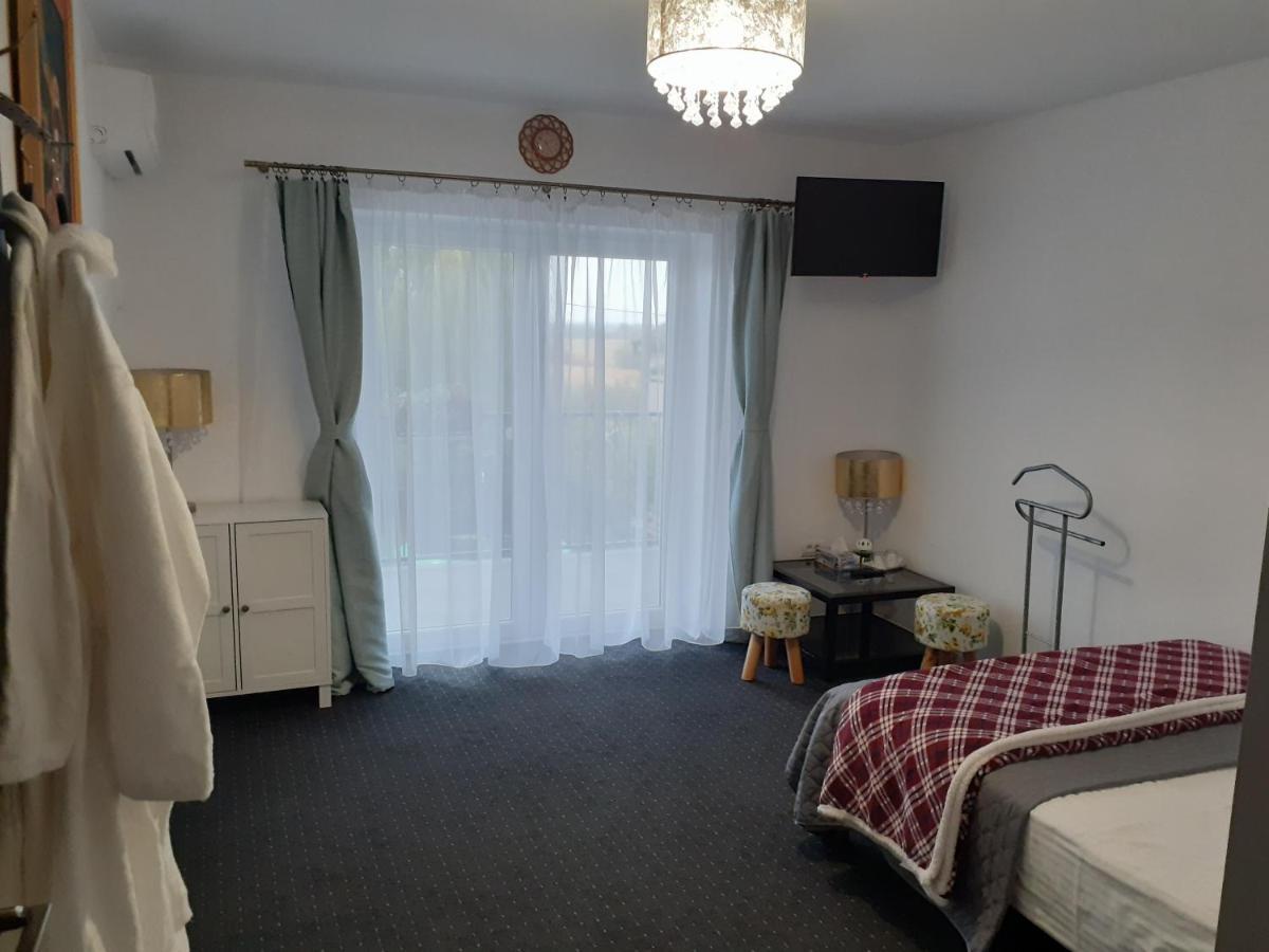 Salcia Hotel Tasnad Luaran gambar