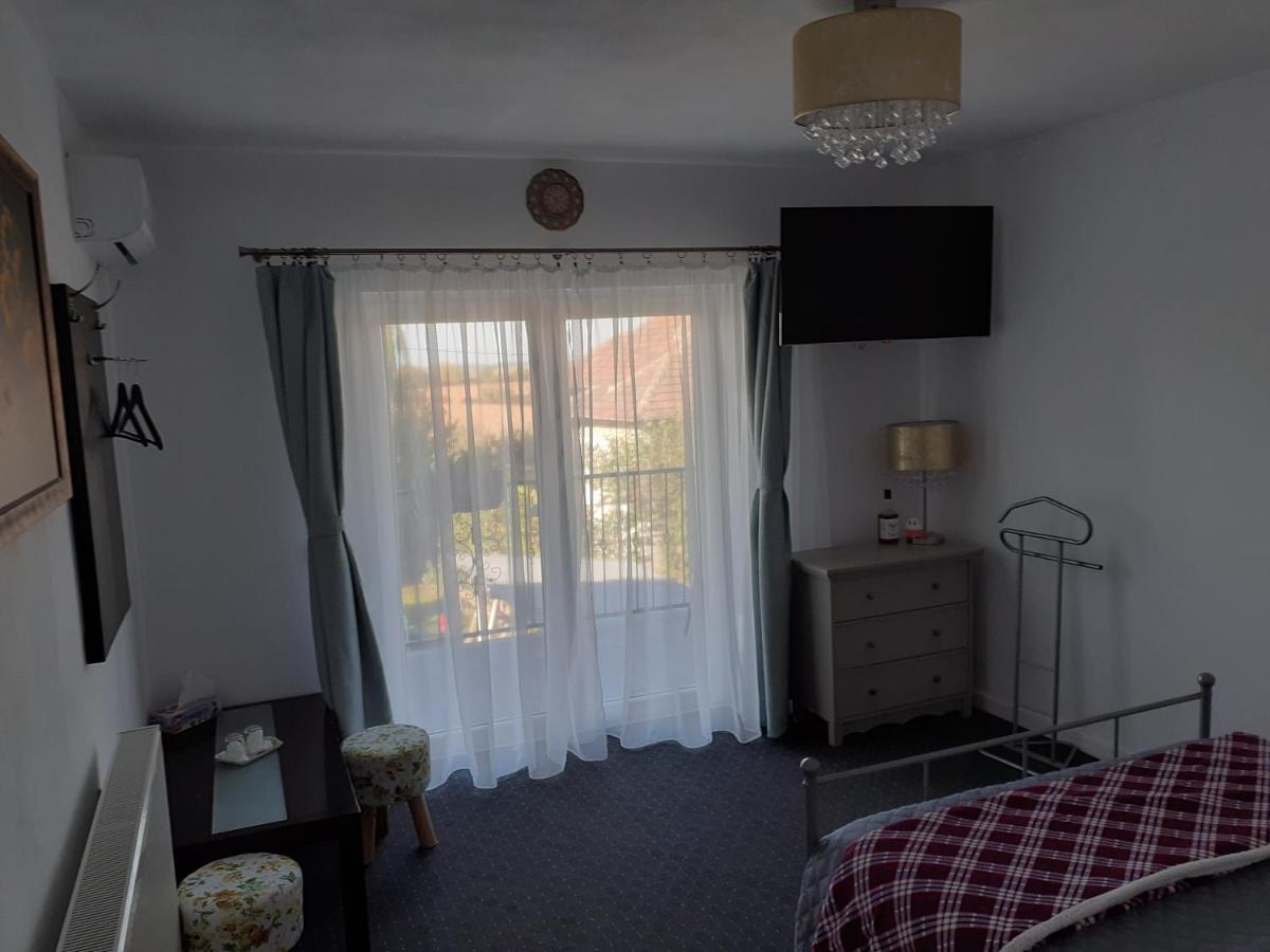 Salcia Hotel Tasnad Luaran gambar
