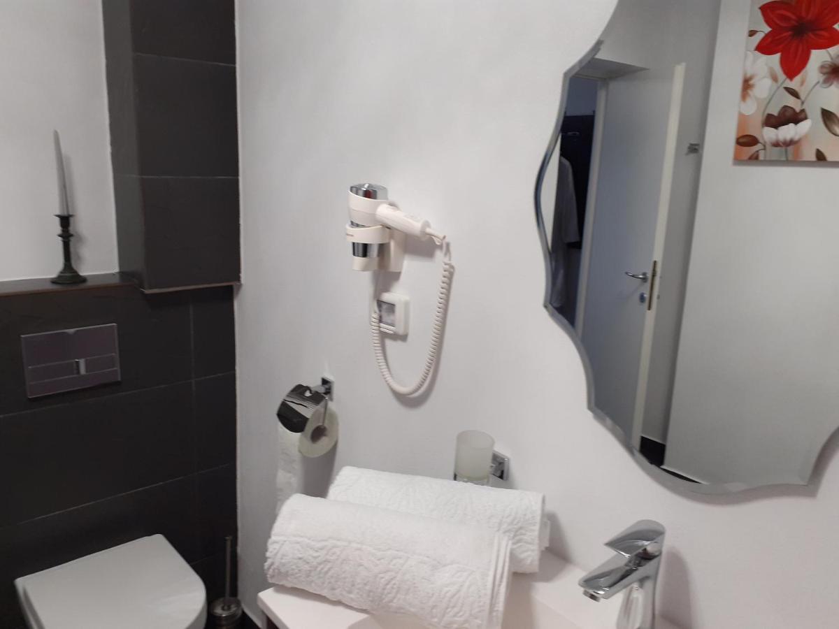 Salcia Hotel Tasnad Luaran gambar