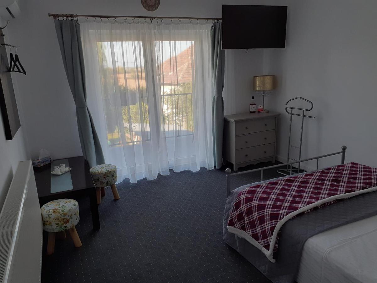 Salcia Hotel Tasnad Luaran gambar