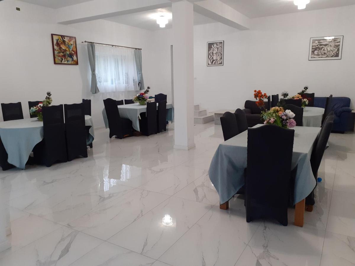 Salcia Hotel Tasnad Luaran gambar