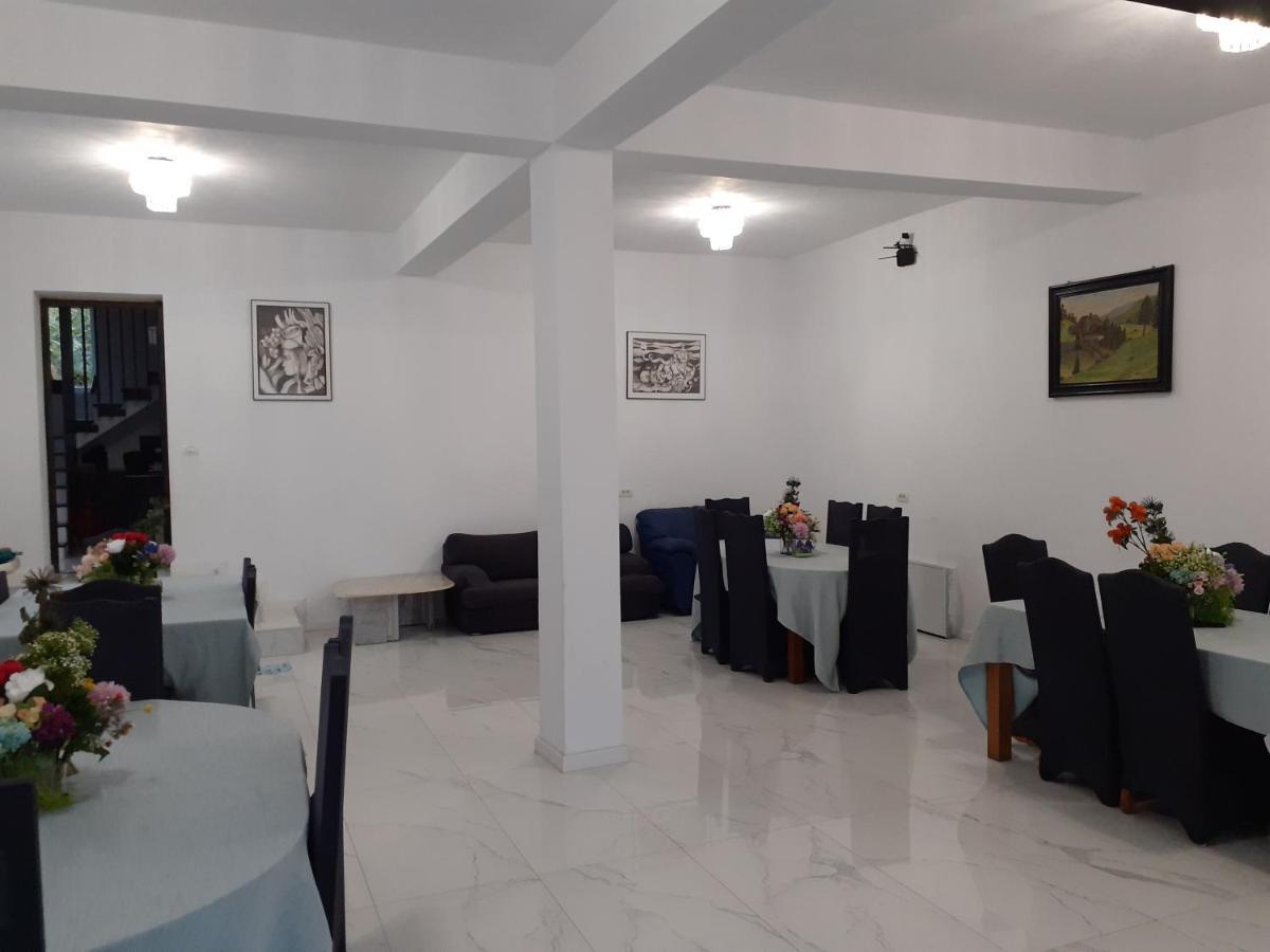 Salcia Hotel Tasnad Luaran gambar