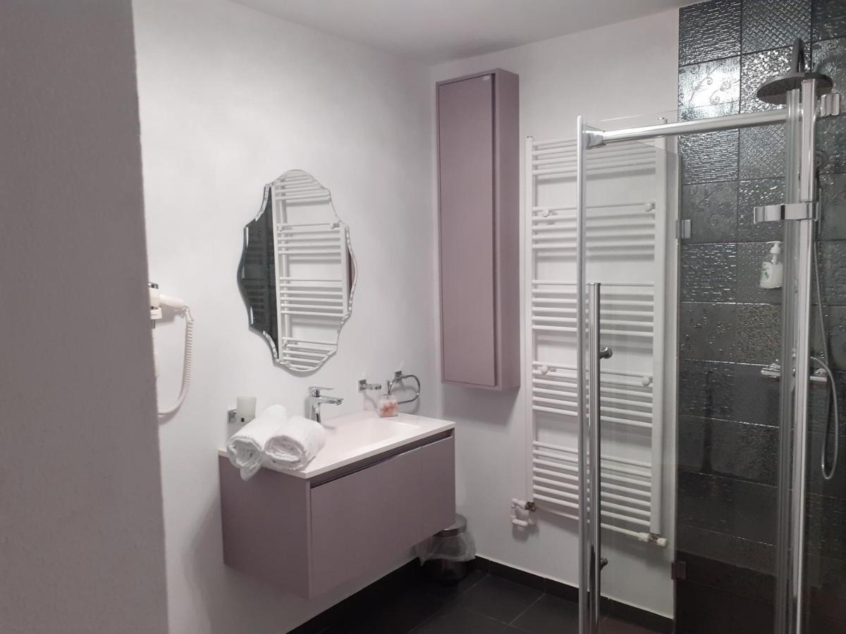 Salcia Hotel Tasnad Luaran gambar