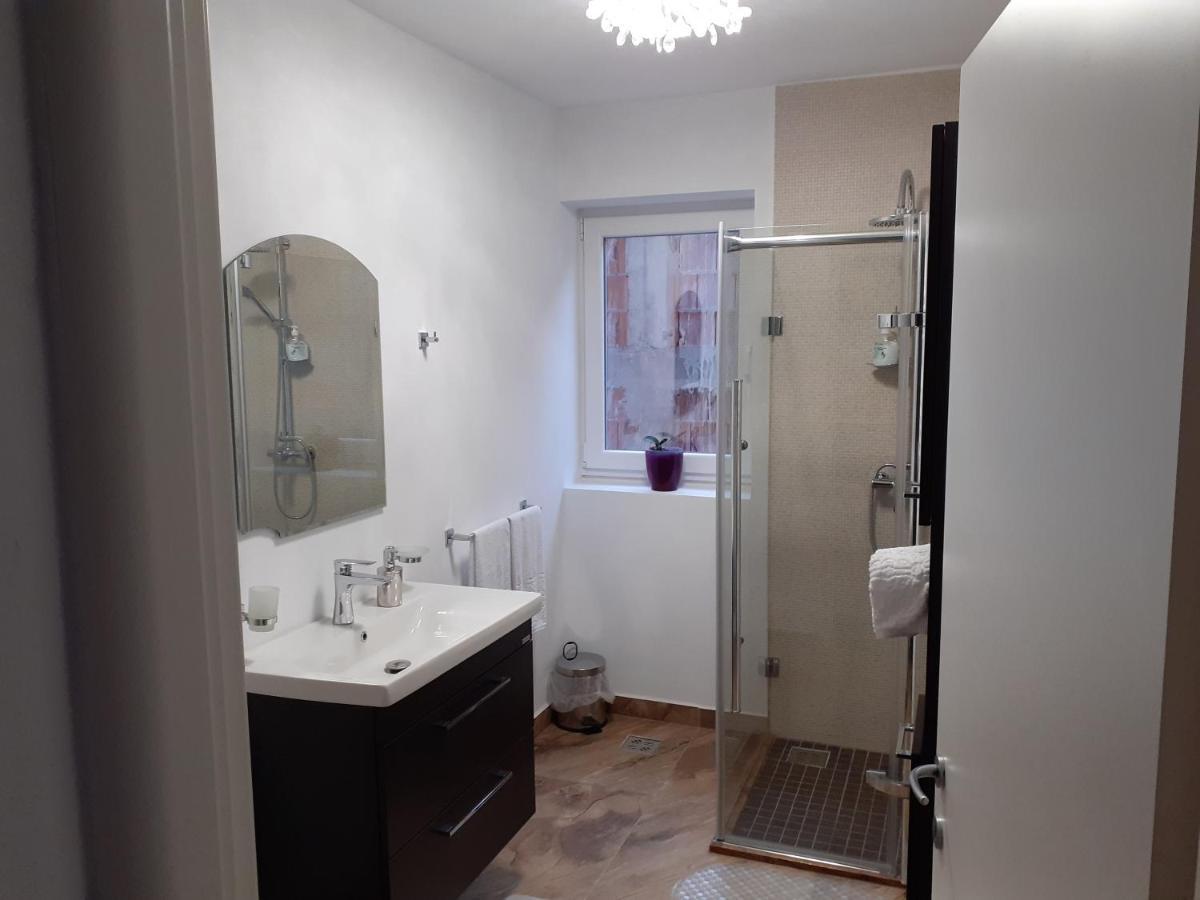 Salcia Hotel Tasnad Luaran gambar
