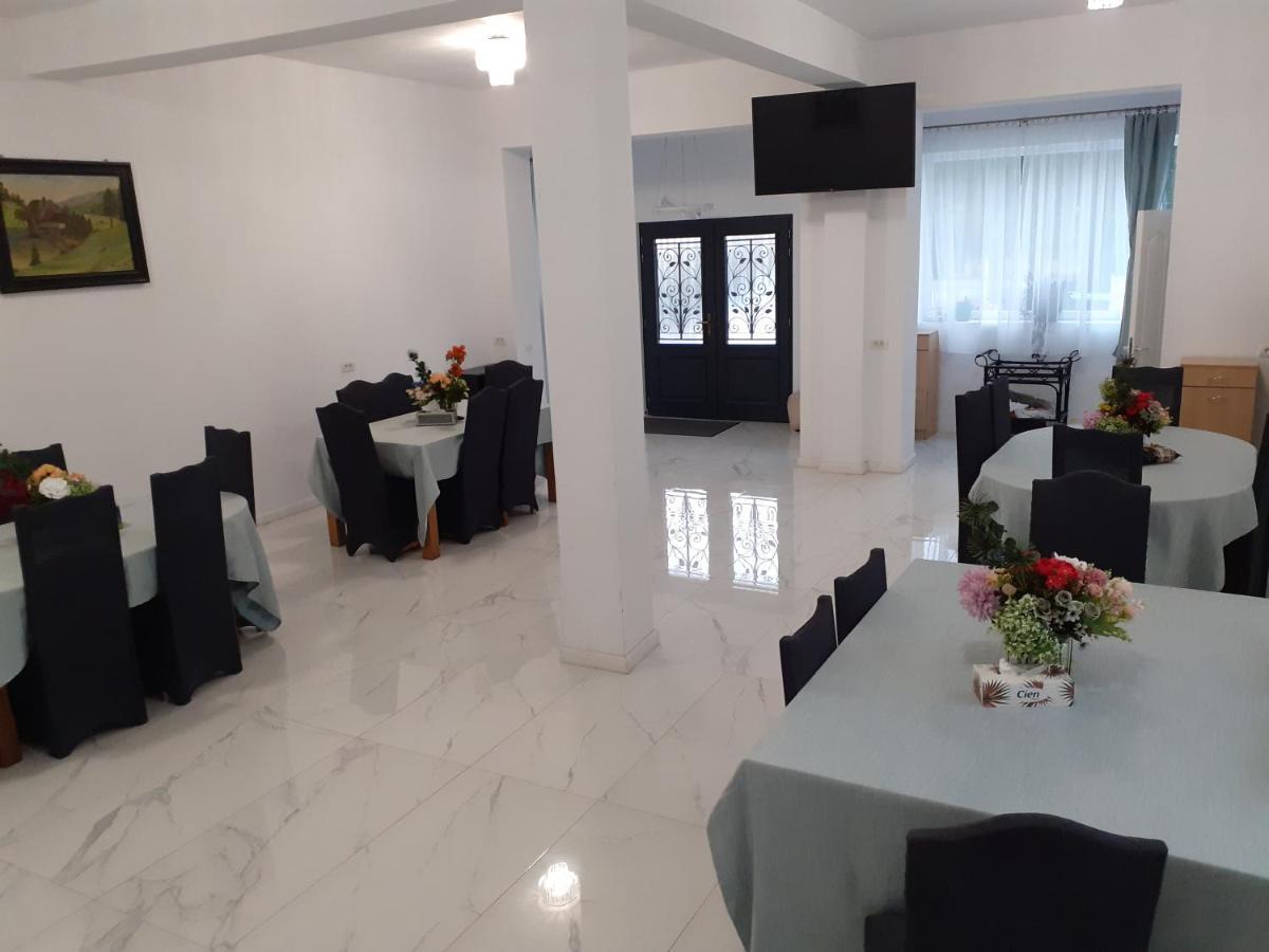 Salcia Hotel Tasnad Luaran gambar
