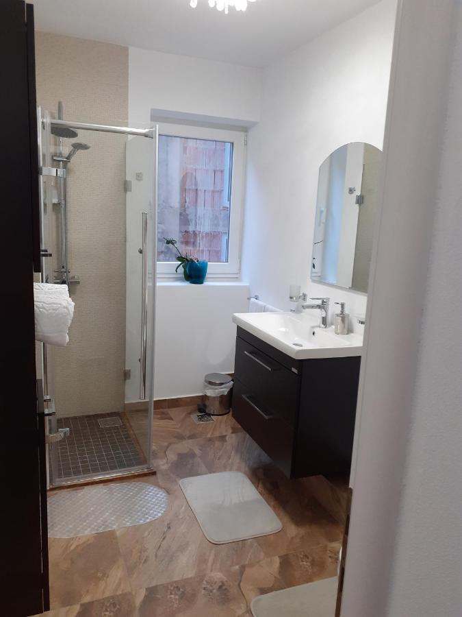 Salcia Hotel Tasnad Luaran gambar